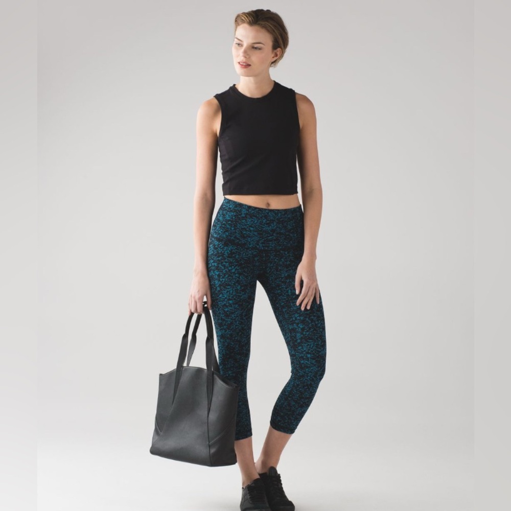 LULULEMON SIZE 6 EUC WUNDER UNDER CROP/ Iced wave capri